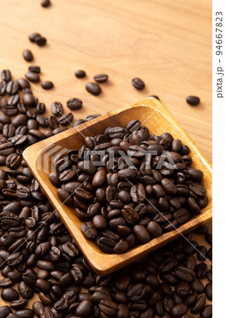 木製のテーブル置かれたコーヒー豆 94667823