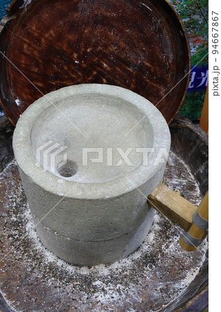 そばの実を挽く石臼 石臼 そばの実を挽く石臼 石臼 94667867
