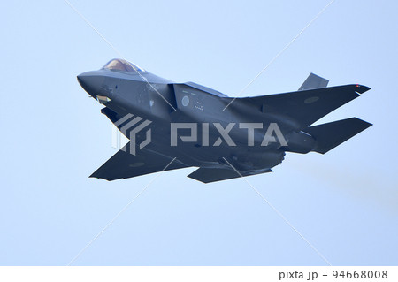 航空自衛隊　F-35Aのアクロバット飛行 94668008