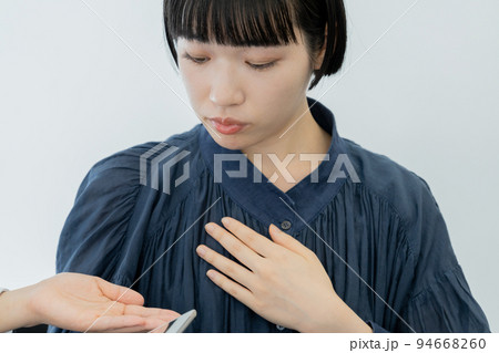 カウンセリングを受ける若い女性の顔のアップ カウンセリングを受ける若い女性の顔のアップ 94668260