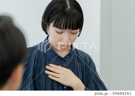 カウンセリングを受ける若い女性の顔のアップ カウンセリングを受ける若い女性の顔のアップ 94668261