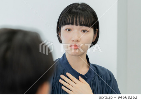 カウンセリングを受ける若い女性の顔のアップ カウンセリングを受ける若い女性の顔のアップ 94668262