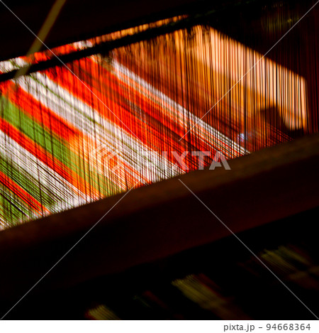 伝統工芸の絹織物を後世に伝えよう 伝統工芸の絹織物を後世に伝えよう 94668364