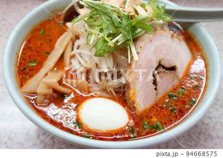 唐辛子が効いた激辛ラーメン 94668575