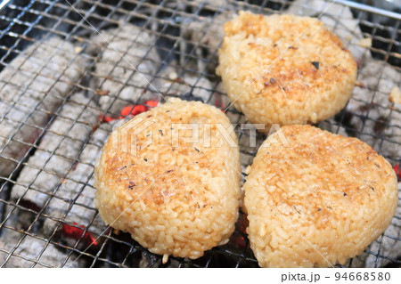 炭火で焼く焼きおにぎり 94668580