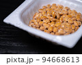 【料理】パックの中の納豆　日本食 94668613