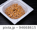 【料理】パックの中の納豆　日本食 94668615