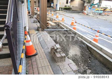 道路の縁石工事と歩道のインターロッキング施工 94668643