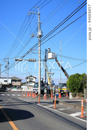電柱の電気工事 94668857