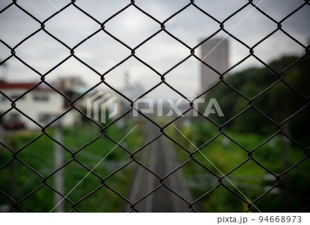 錆びれた金網と線路 94668973