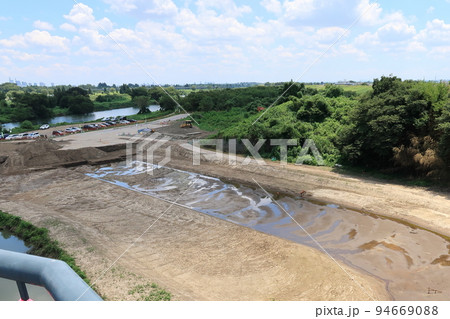 入間川河川敷を移動する鹿の家族 入間川河川敷を移動する鹿の家族 94669088