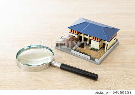 住宅模型と虫眼鏡 94669153