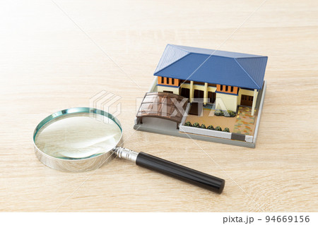 住宅模型と虫眼鏡 94669156