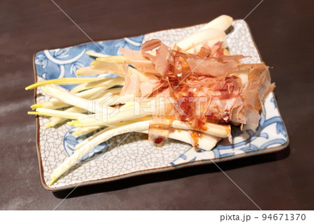 鰹節を乗せた島ラッキョウ 94671370
