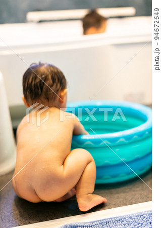 お風呂に入る兄弟 乳児 幼児 お風呂に入る兄弟 乳児 幼児 94672649
