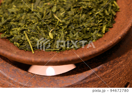 お茶の葉が敷き詰められた茶香炉 お茶の葉が敷き詰められた茶香炉 94672780