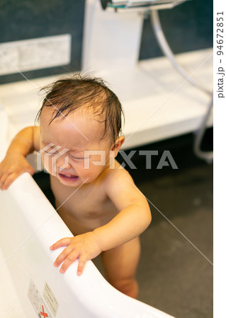 お風呂に入る乳児 沐浴 お風呂に入る乳児 沐浴 94672851