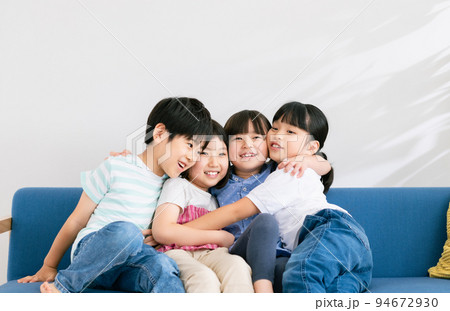 ソファでくつろぐ仲の良い小学生 94672930