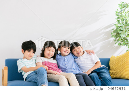 ソファでくつろぐ仲の良い小学生 ソファでくつろぐ仲の良い小学生 94672931