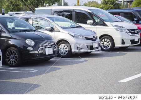 駐車場に並んだ車 94673007