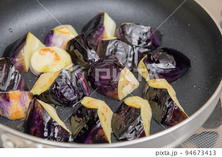 【茄子の揚げびたしを作る　茄子を炒める】 94673413