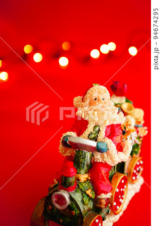 クリスマスプレゼントを運ぶサンタクロース	 94674295