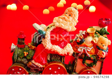 クリスマスのプレゼントを持ってやって来たサンタクロース	 94674298