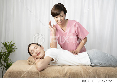 背中のマッサージをする整体師 背中のマッサージをする整体師 94674921