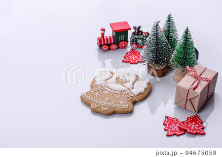 Elements of Christmas scenery, toys, gingerbread and other Christmas tree decorations 94675059
