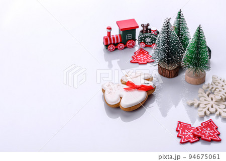 Elements of Christmas scenery, toys, gingerbread and other Christmas tree decorations Elements of Christmas scenery, toys, gingerbread and other Christmas tree decorations 94675061
