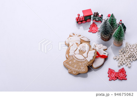 Elements of Christmas scenery, toys, gingerbread and other Christmas tree decorations 94675062