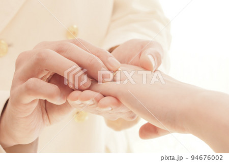 写真　結婚式で指輪の交換　永久の誓いの指輪の交換　 94676002