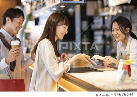 ミドル夫婦 カフェ スマホ決済 94676044