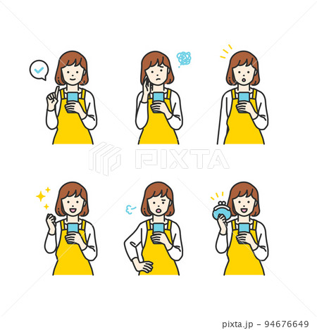 スマホを操作しているシンプルタッチのエプロン姿の主婦 94676649