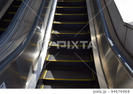 鉄道駅構内のエスカレーター 94676968