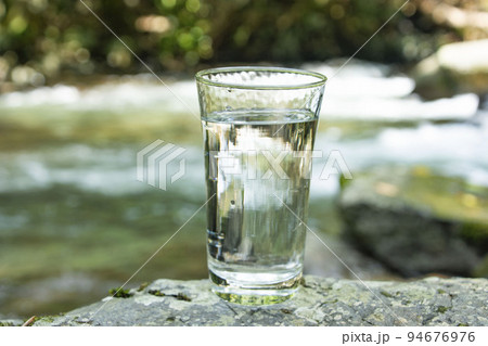 グラスに注がれた水 94676976