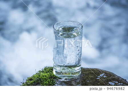 グラスに注がれた水 グラスに注がれた水 94676982