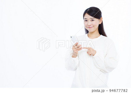 スマホで検索をしている30代の女性 スマホで検索をしている30代の女性 94677782