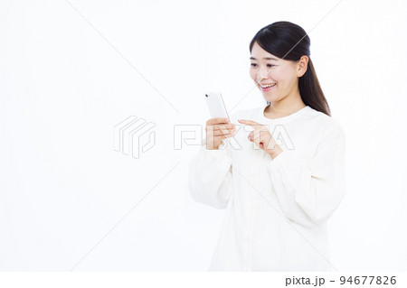 スマホで検索をしている30代の女性 スマホで検索をしている30代の女性 94677826