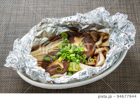 きのこのホイル包み焼き。 94677944