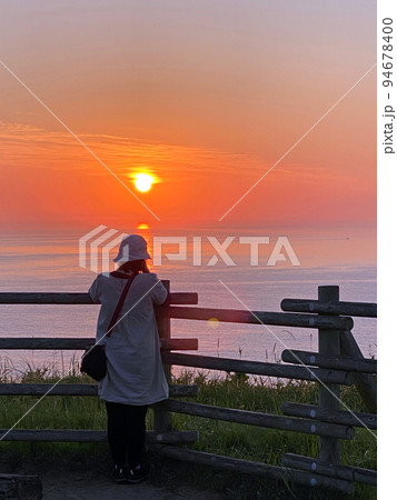 【千葉県いすみ市】絶景！太東埼燈台の日の出を撮影する女性カメラマン 94678400