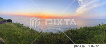 【千葉県いすみ市】パノラマ　絶景！太東埼燈台の日の出 94678406