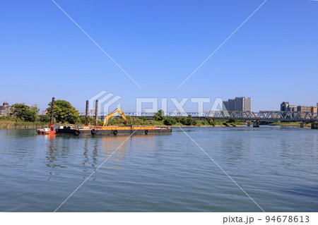 多摩川の堆積物を浚渫する浚渫船 多摩川の堆積物を浚渫する浚渫船 94678613