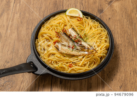 アンチョビのパスタAnchovy pasta (spaghetti) Italian cuisine 94679096