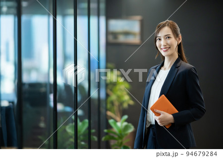 高層階のオフィスで働く女性コンサルタント 高層階のオフィスで働く女性コンサルタント 94679284