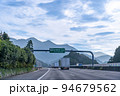 朝の新東名高速道路を走るトラック　まもなく新静岡インターの出口 94679562