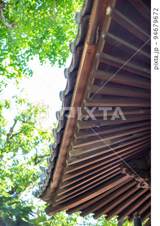 京都市伏見区にある辨財天長建寺山門の屋根 94679672