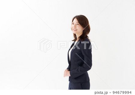 スーツ姿の20代女性 94679994