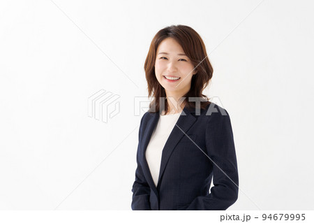 スーツ姿の20代女性 94679995