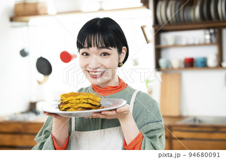 パンケーキを作った女性 パンケーキを作った女性 94680091